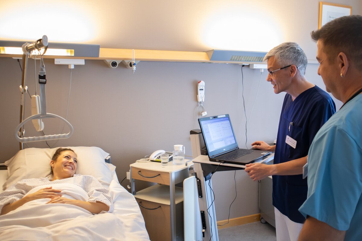 Prof. Dr. Roland Ladurner bei der Visite auf der Privatstation der chirurgischen Klinik am Krankenhaus Martha-Maria München