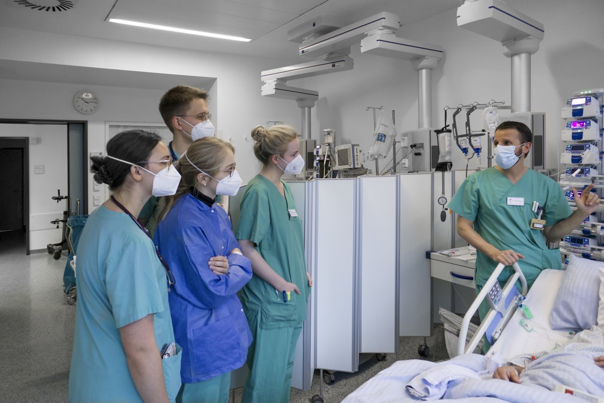 Chefarzt Dr. Florian Bingold erklärt Assistenzärzten und PJ-Studenten etwas auf der Intensivstation am Krankenhaus Martha-Maria München.
