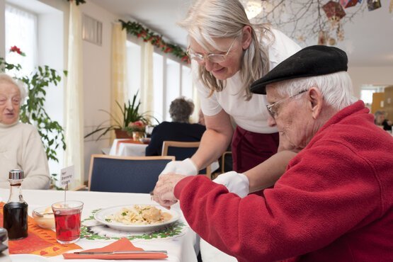 Servieren von Mittagessen im Seniorenzentrum Martha-Maria München