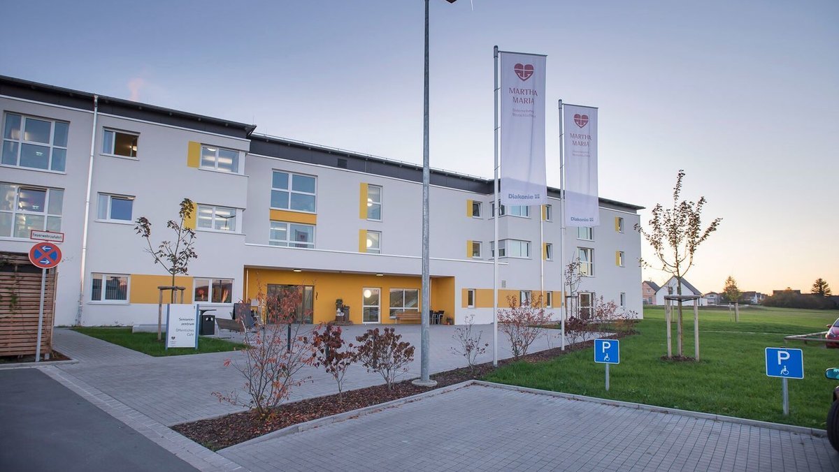 Eingang Seniorenzentrum Martha-Maria Eckental Frontaufnahme Haus