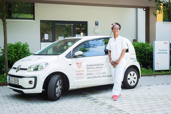 Das Auto der Diakoniestation des Seniorenzentrum Martha-Maria München vor dem Einsatz in der ambulanten Pflege