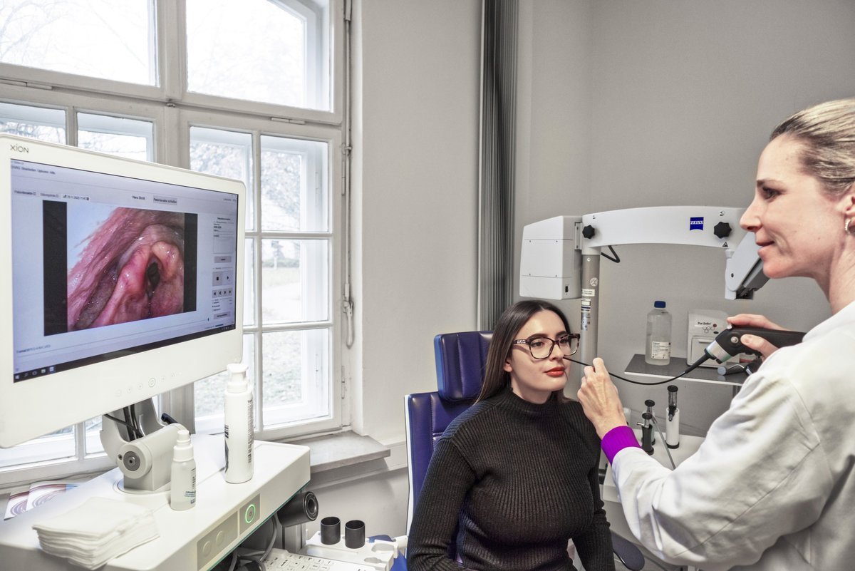 Oberärztin Vanessa von Holzschuher führt eine HNO-Untersuchung an der HNO-Klinik am Krankenhaus Martha-Maria München durch