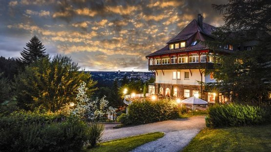 Hotel Teuchelwald von außen beleuchtet