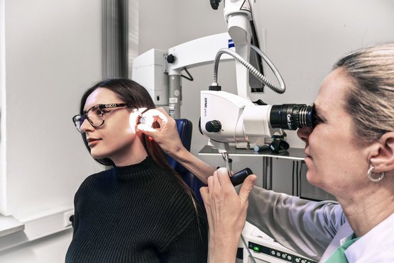 Ohren-Untersuchung durch Oberärztin Vanessa von Holzschuher an der HNO-Klinik am Krankenhaus Martha-Maria München