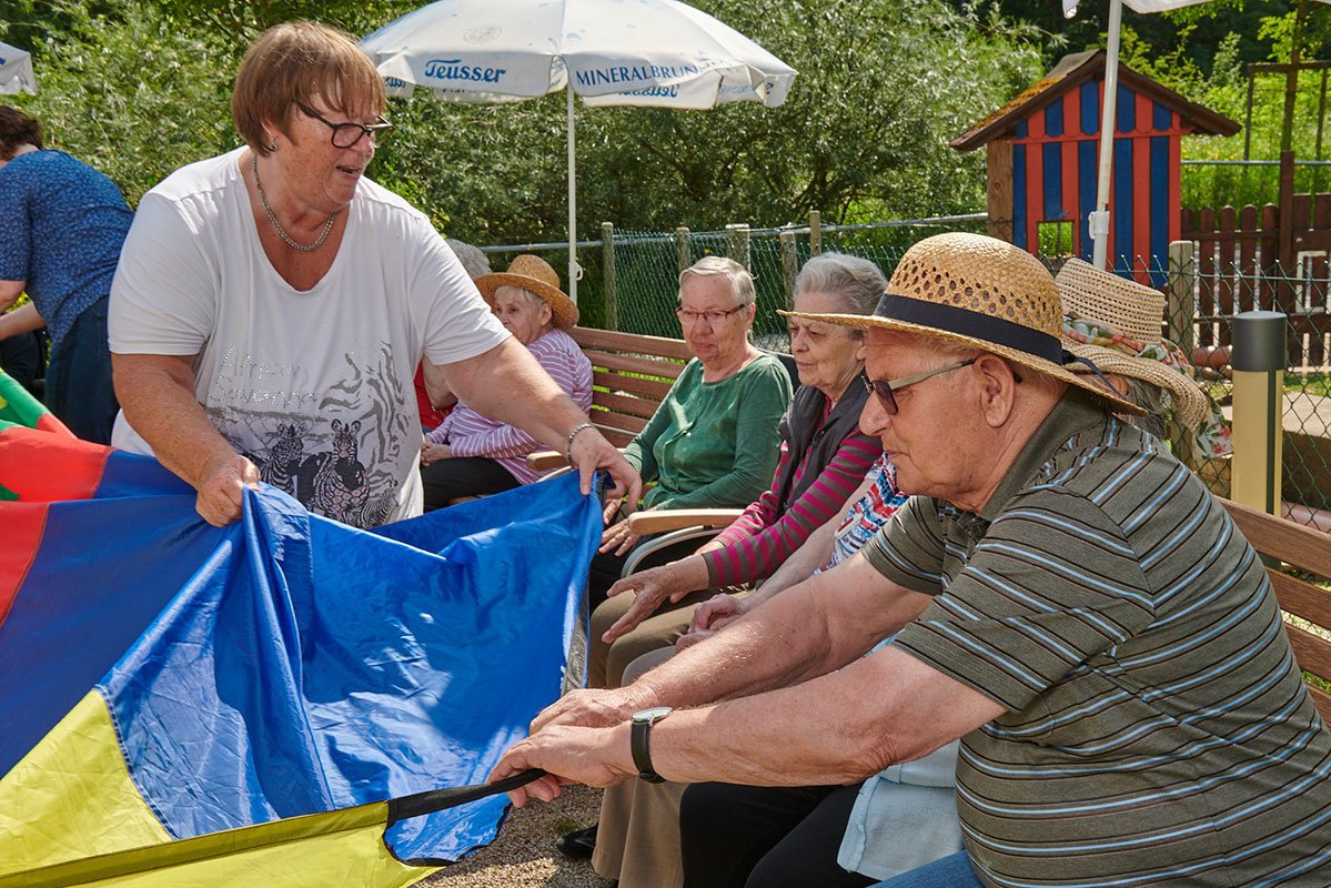 Betreuung im Garten mit Schwungtuch Betreuung im Garten mit Schwungtuch