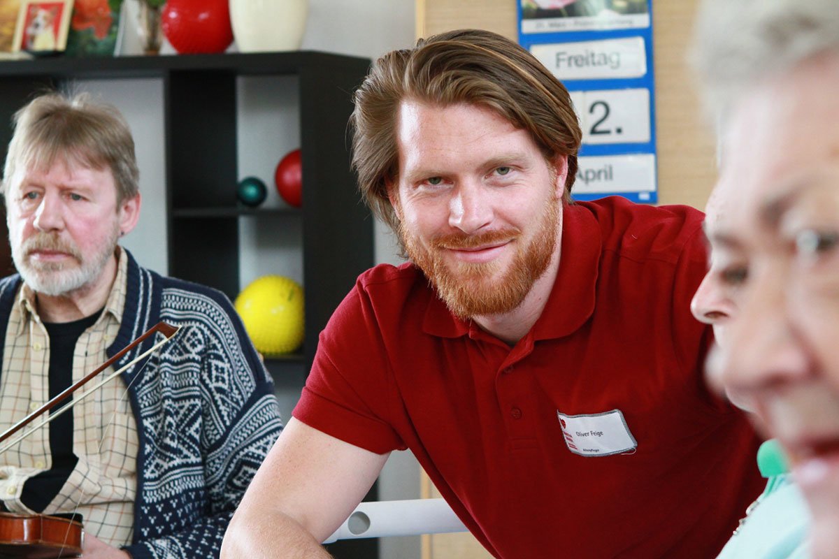 Altenpfleger mit Bewohnern