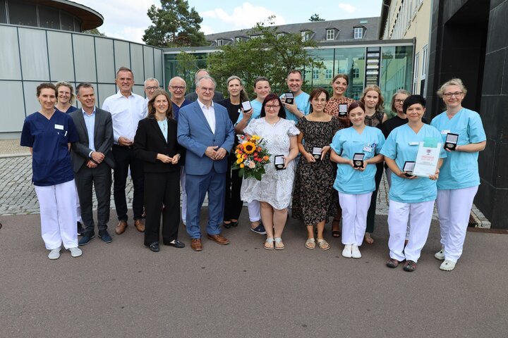 „Sachsen-Anhalts beliebteste Pflegeprofis“ aus Halle erhalten Preis aus den Händen von Ministerpräsident Dr. Reiner Haseloff