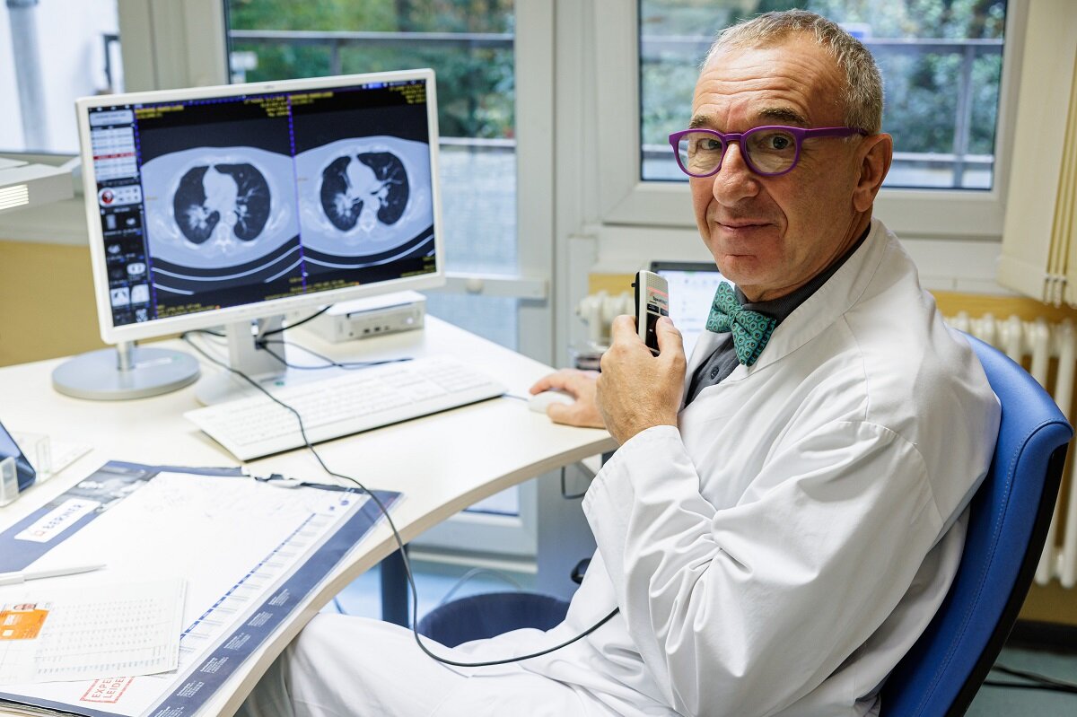 Prof. Dr. Wolfgang Schütte vor einem Lungen-CT im Lungenzentrum am Krankenhaus Martha-Maria Halle-Dölau