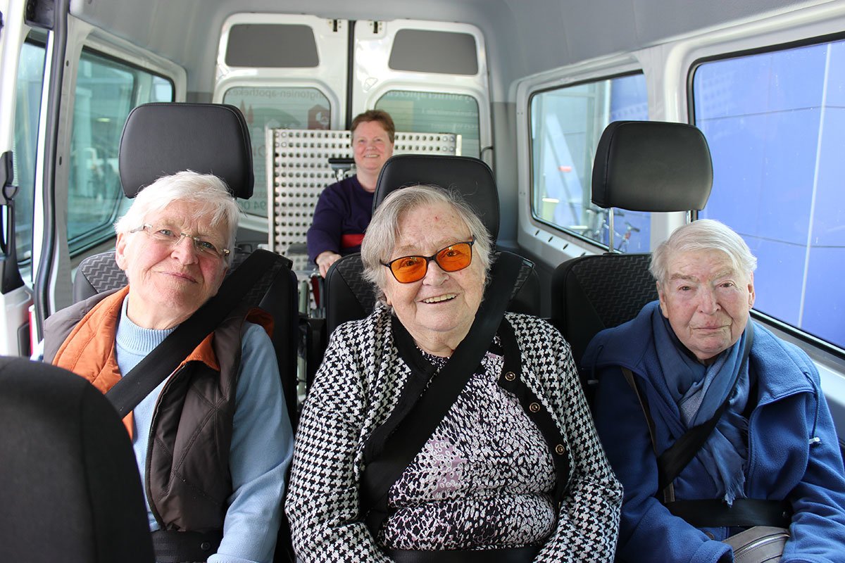 Bewohner im Seniorenmobil auf dem Weg zum Ausflug Bewohner im Seniorenmobil auf dem Weg zum Ausflug