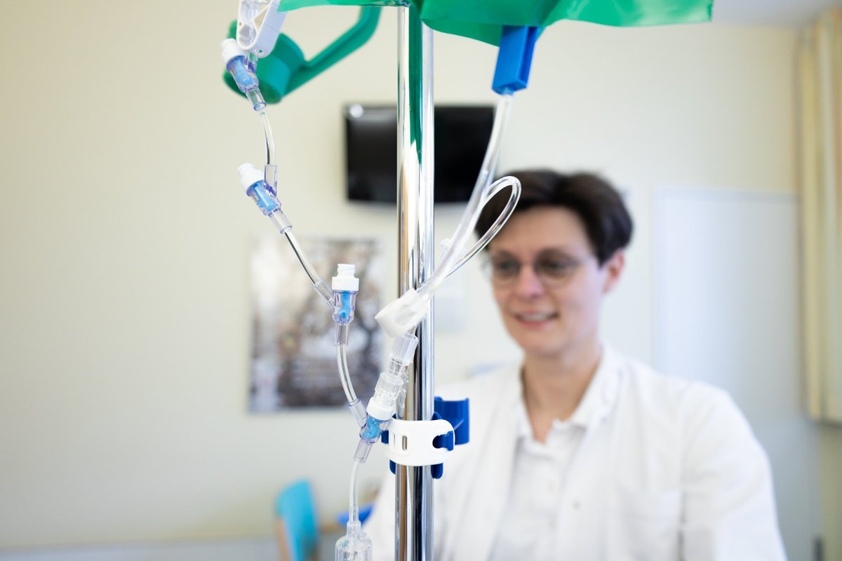 Dr Juliane Künzel bei der Chemotherapie im uroonkologischen Zentrum