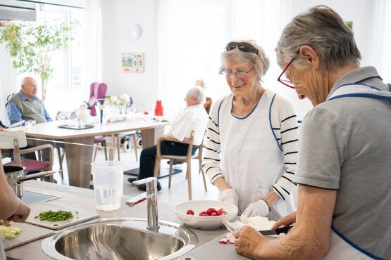 Gemeinsames Kochen im Betreuten Wohnen im Seniorenzentrum Martha-Maria Nagold-Hochdorf