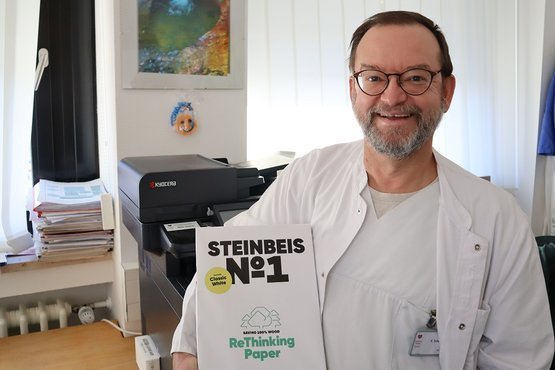 Dr. Klaus Schwendner präsentiert das neue Recycling-Papier