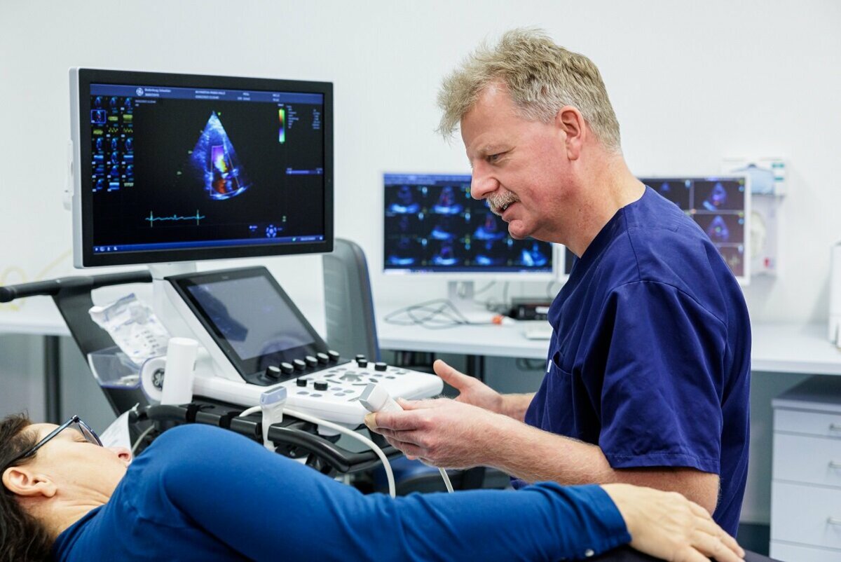 Oberarzt Michael Müller bei einer Herzkatheter-Untersuchung in der Klinik für Innere Medizin I Kardiologie am Krankenhaus Martha-Maria Halle-Dölau