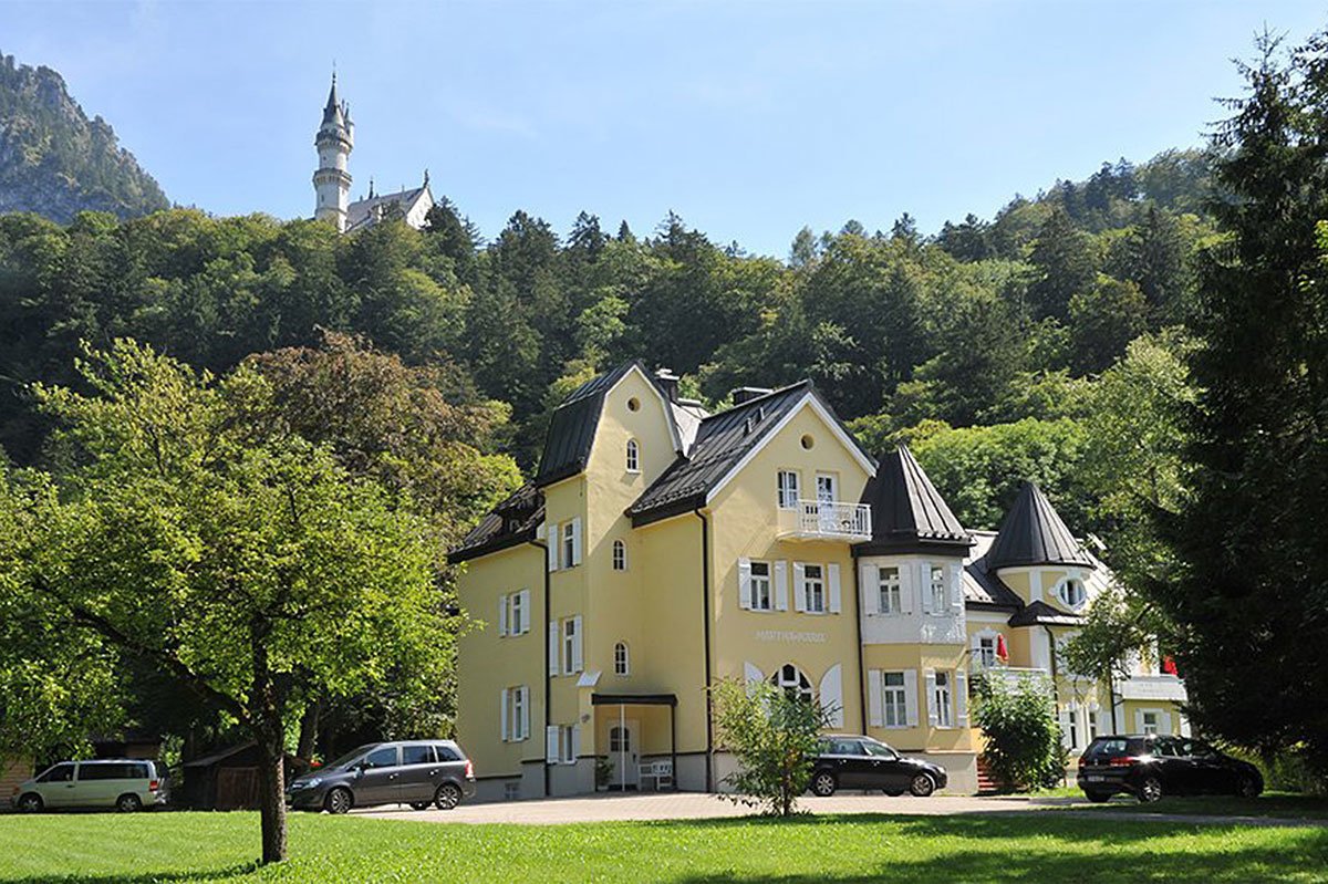 Martha-Maria-Hotel Hohenschwangau vor Schloß Neuschwanstein Martha-Maria Hotel Außenansicht