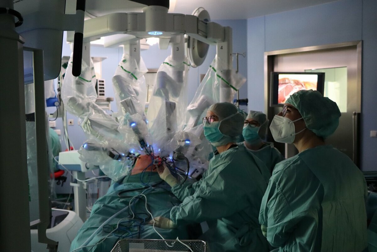 Der OP-Roboter da Vinci Xi im Krankenhaus Martha-Maria Nürnberg im Einsatz