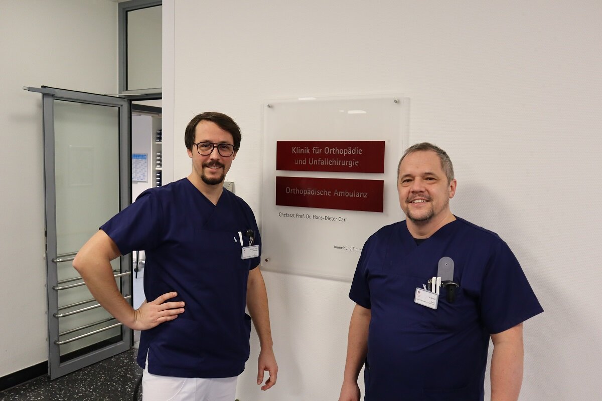 Dr. Florian Maroske und Dr. Michael Jiricek vor dem Fußzentrum im Krankenhaus Martha-Maria Nürnberg