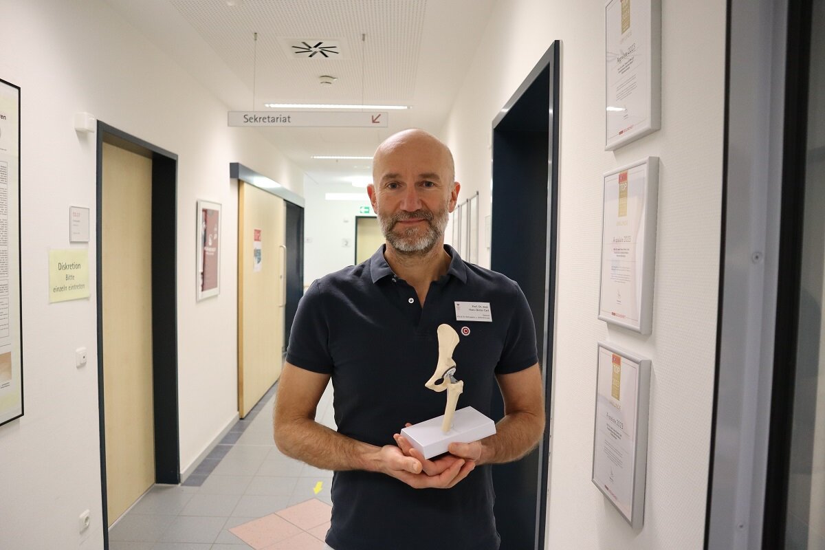 Prof. Hans-Dieter Carl mit Endoprothese im Endoprothetikzentrum am Krankenhaus Martha-Maria Nürnberg