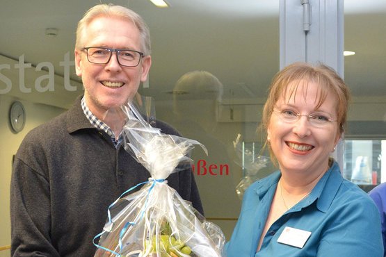 Übergabe eines Obstkorbes an den Leiter der Intensivstation Übergabe Obstkorb