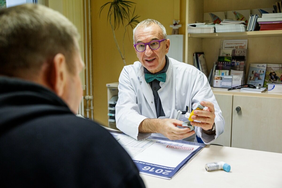 Prof. Wolfgang Schütte in einem Aufklärungsgespräch an der Klinik für Innere Medizin II am Krankenhaus Martha-Maria Halle-Dölau