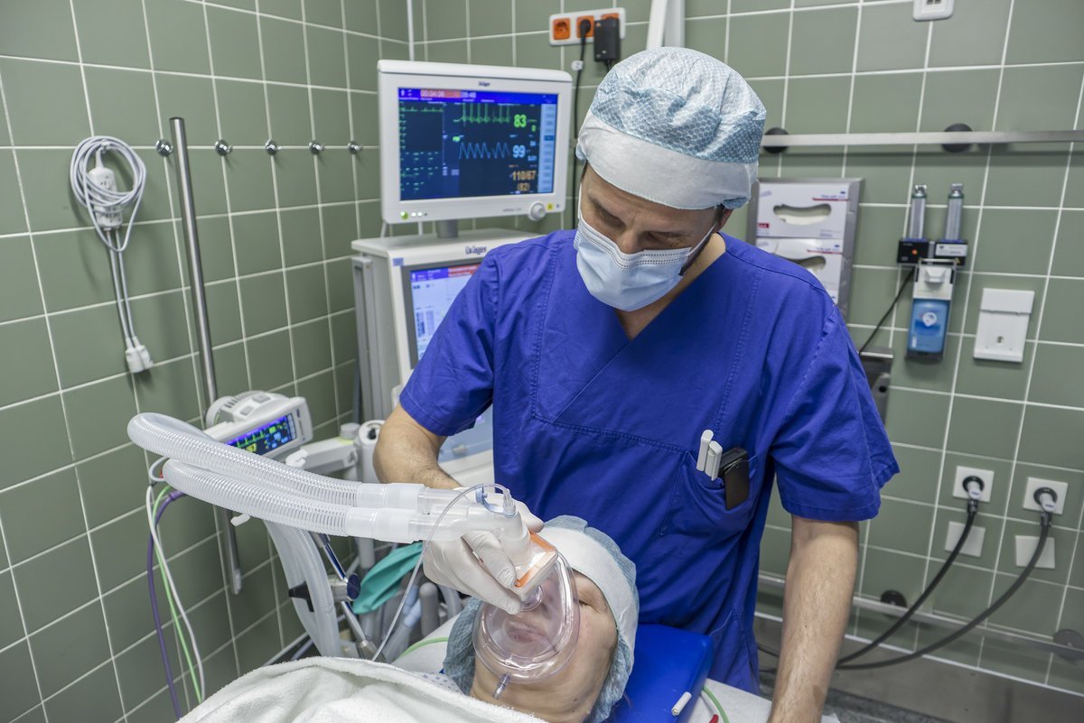 Chefarzt Dr. Florian Bingold bei einer Narkose im OP des Krankenhaus Martha-Maria München