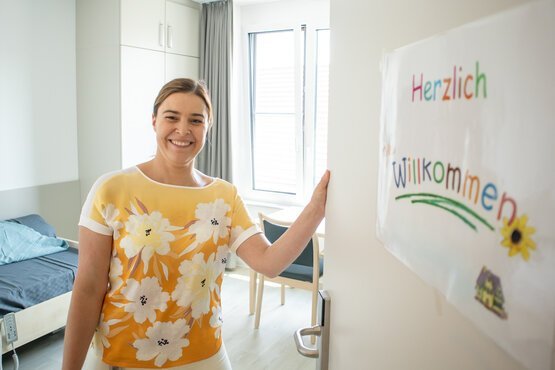 Pflegedienstleitung Elisabeth Kripstädt begrüßt Bewohner in der stationären Pflege persönlich