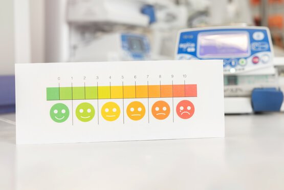 Eine Schmerztabelle in der perioperativen Schmerzmedizin in der Abteilung für Anästhesiologie und Intensivmedizin am Krankenhaus Martha-Maria München