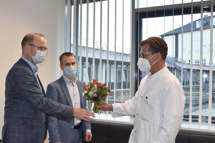 Die Geschäftsführer Pastor Markus Ebinger und Markus Füssel begrüßen den neuen Chefarzt  mit einem herzlichen Willkommen