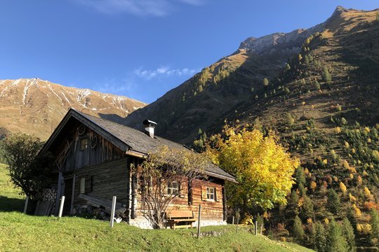 Hütte im Herbst