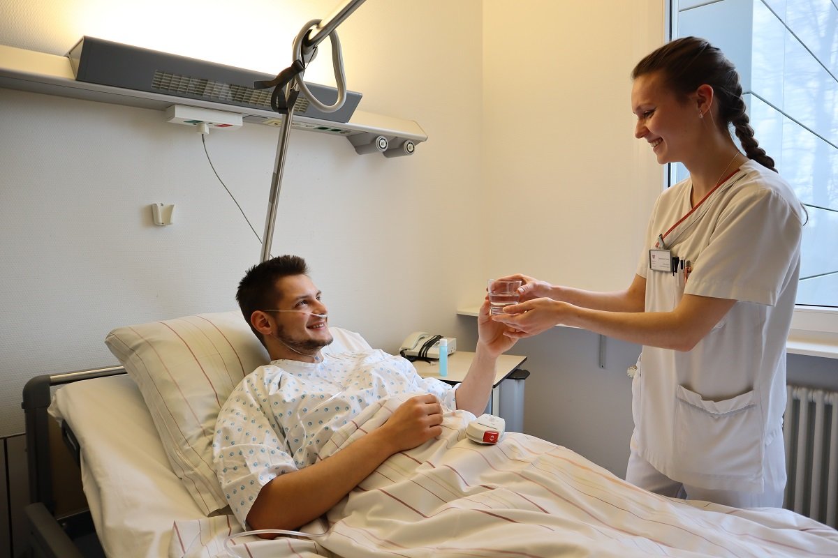 Eine MFA pflegt einen Patienten im Krankenhaus Martha-Maria Nürnberg
