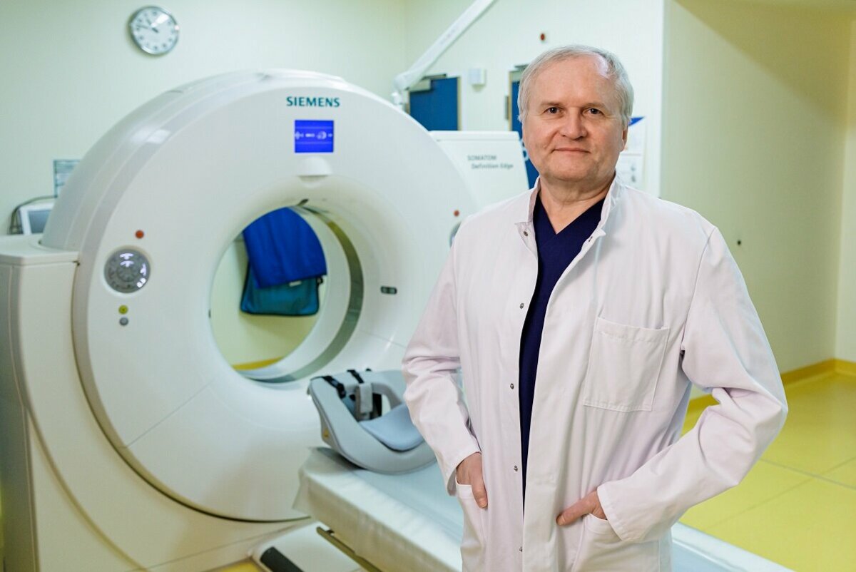 Chefarzt Dr. Andre Jassoy vor einem MRT im Institut für Radiologie am Krankenhaus Martha-Maria Halle-Dölau