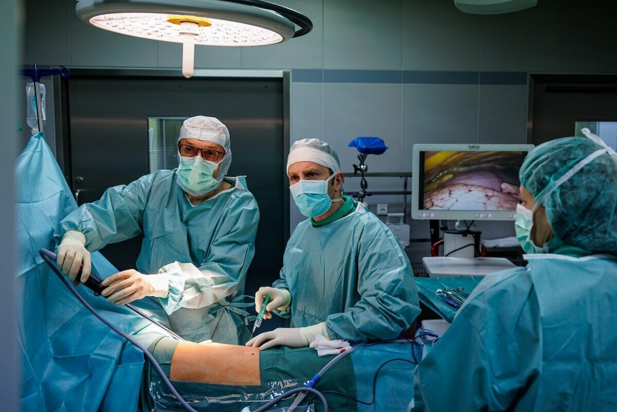Chefarzt Dr. Uwe Rose im OP in der Klinik für Allgemein-, Viszeral- und Gefäßchirurgie am Krankenhaus Martha-Maria Halle-Dölau