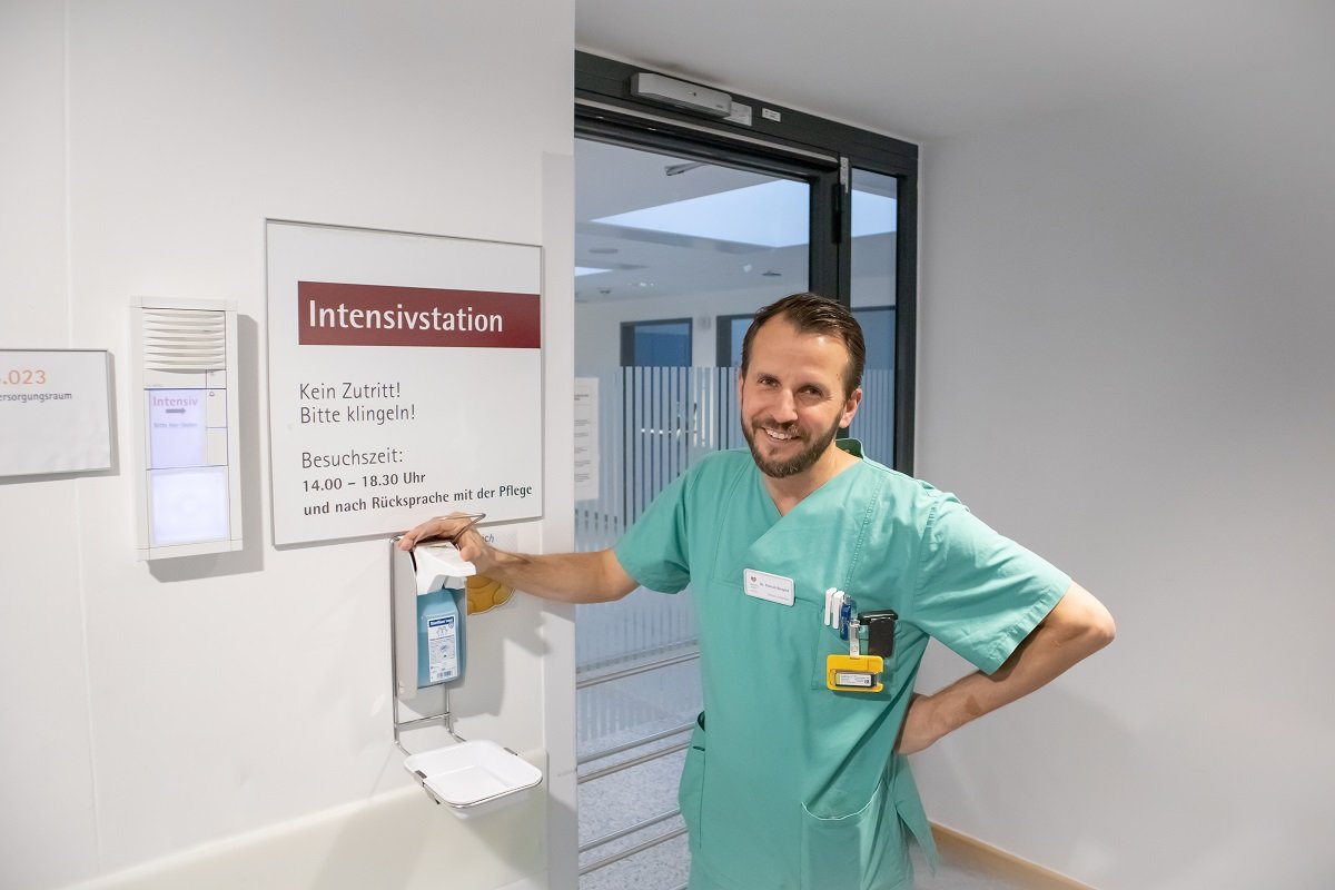 Dr. Florian Bingold vor der Intensivstation des Krankenhaus Martha-Maria München