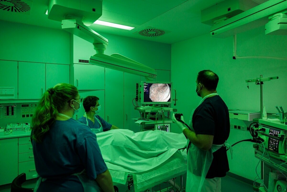 Dr. Patrick Krummenerl im OP-Saal am Krankenhaus Martha-Maria Halle-Dölau
