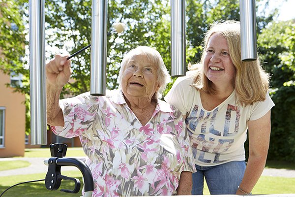 Bewohnerin und Betreuungsmitarbeiterin im Sinnesgarten Bewohnerin und Betreuungsmitarbeiterin im Sinnesgarten