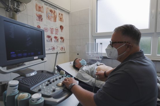 Dr. Stephan Helmus bei einer Ultraschalluntersuchung in der Praxis für Urologie Nürnberg-Langwasser