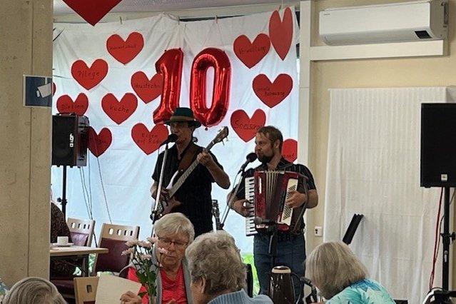 Musiker spielen für Senioren im Seniorenzentrum Eckental bei Jubiläumsfeier.