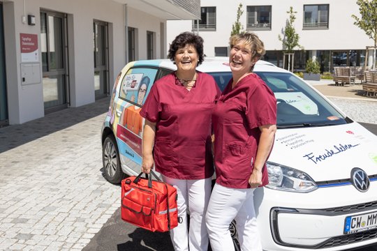 Zwei Pflegekräfte vor einem Auto im Seniorenzentrum Martha-Maria Nagold-Hochdorf.