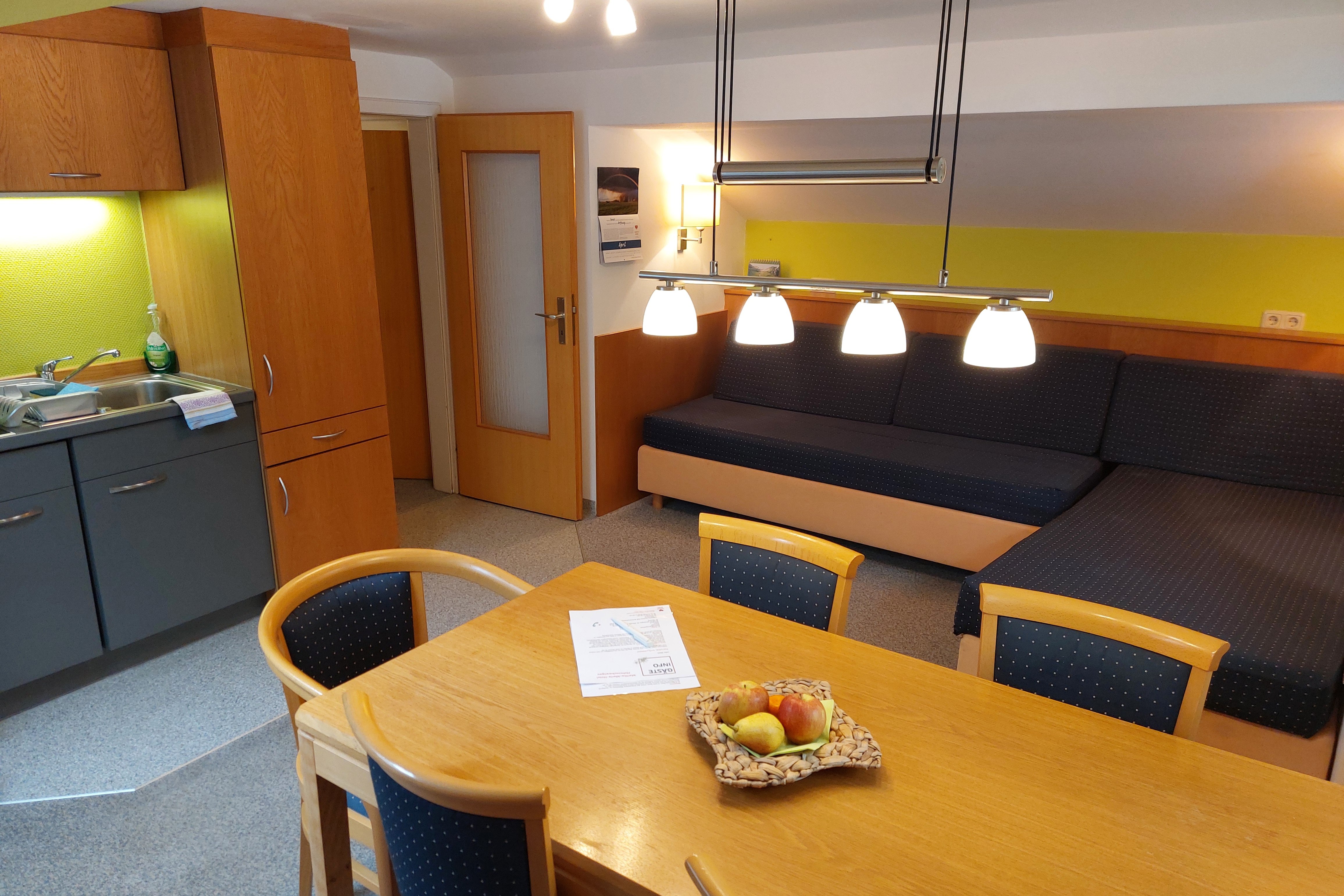 Der Wohnbereich in einer Ferienwohnung im Martha-Maria-Hotel Hohenschwangau.