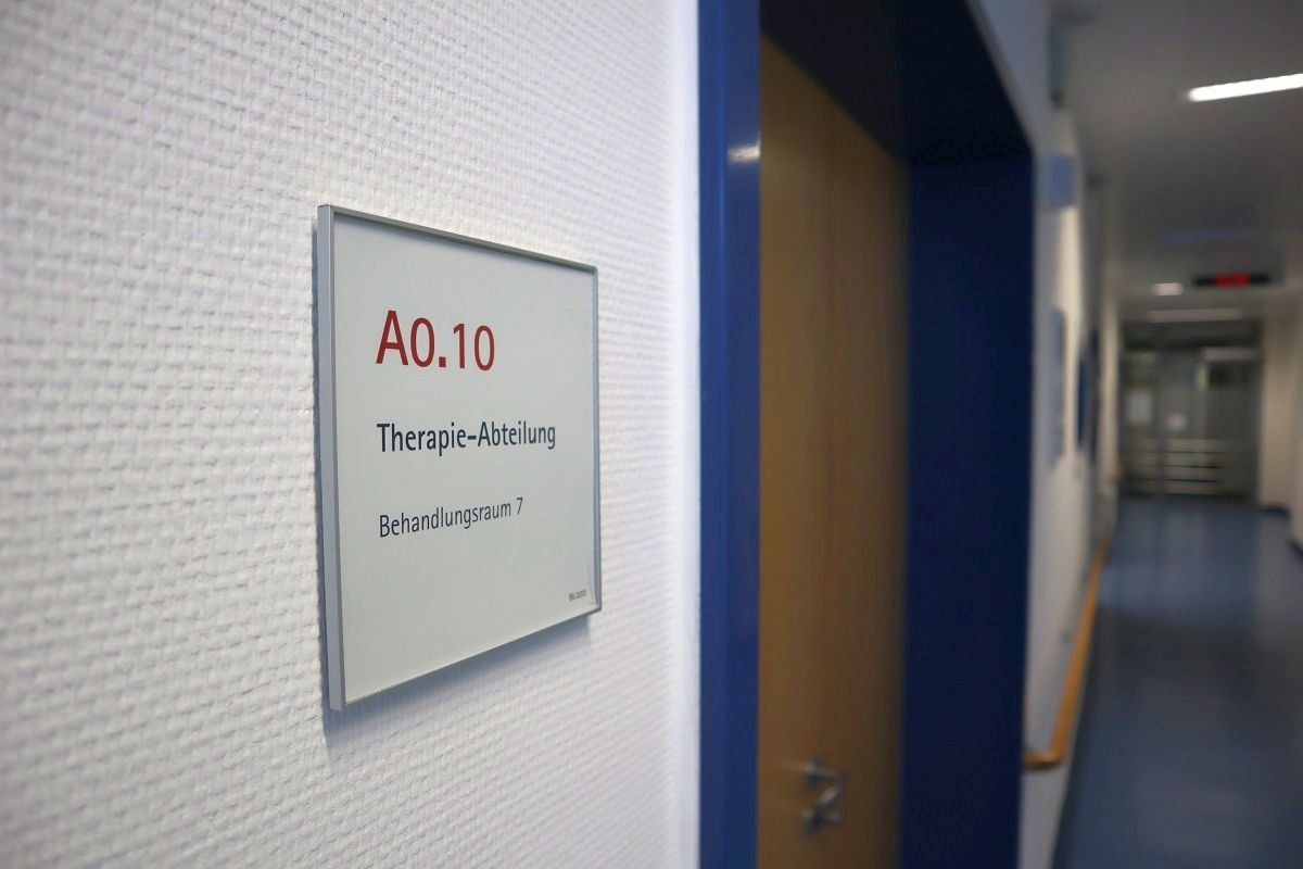 Eine Zimmerbeschildung in der Therapie-Abteilung