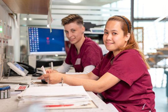 Zwei Auszubildende in der generalistischen Pflegeausbildung im Wohnbereich im Seniorenzentrum Martha-Maria Lichtenstein-Honau