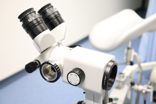Mikroskop in Klinik für Untersuchungen und Operationen bei Allgemein- und Viszeralchirurgie.