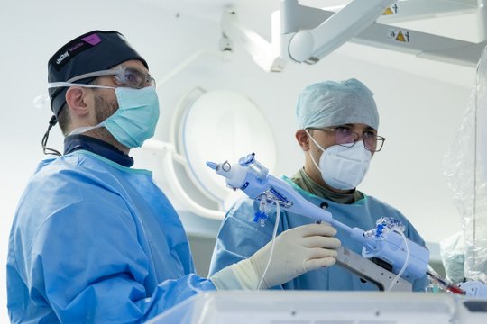 Ärzte im Herzkatheterlabor bei minimalinvasiver Mitralklappenoperation.