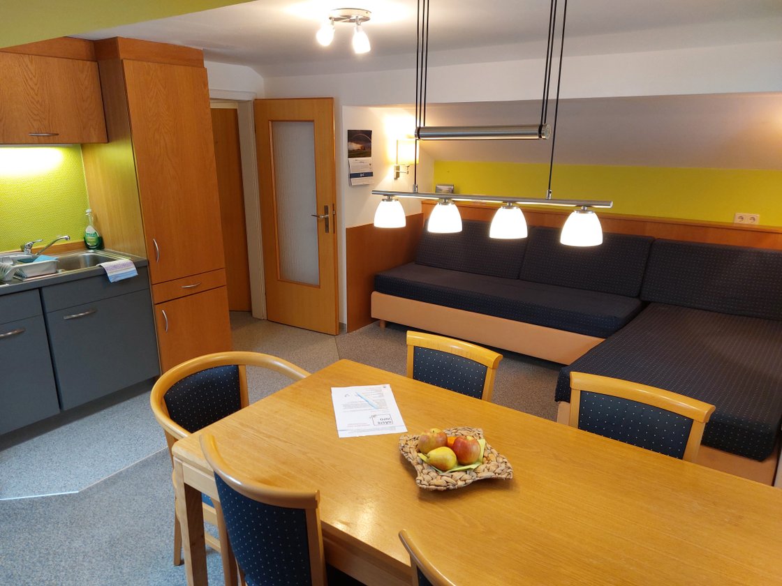 Der Wohnbereich in einer Ferienwohnung im Martha-Maria-Hotel Hohenschwangau.