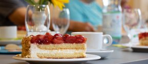 Kaffee und Kuchen zum gemeinsamen Austausch im Seniorenzentrum Martha-Maria Nagold