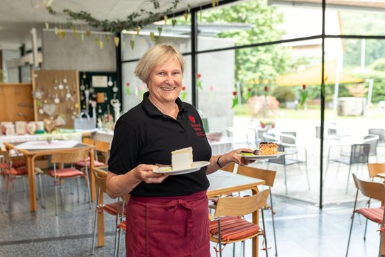 Café und Kuchen im Seniorenzentrum Martha-Maria Lichtenstein-Honau
