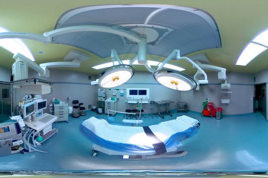Moderner OP-Saal im Krankenhaus Martha-Maria Halle-Dölau, ausgestattet mit medizinischen Geräten.