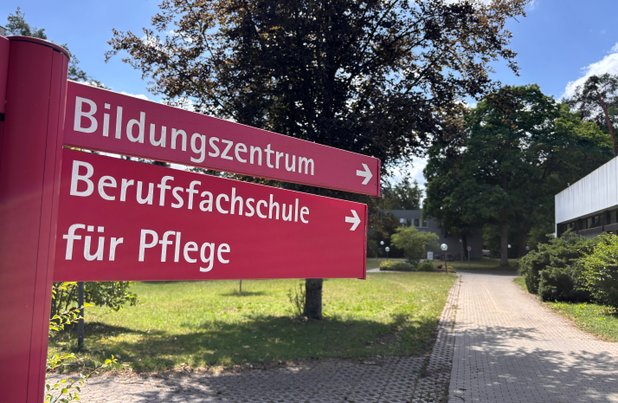 Der Wegweiser auf dem Gelände des Diakoniewerk Martha-Maria, der zum Bildungszentrum und zur Berufsfachschule für Pflege am Standort Martha-Maria verweist.