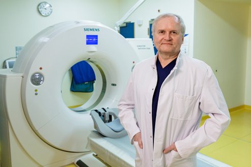 Chefarzt Dr. Andre Jassoy vor einem MRT im Institut für Radiologie am Krankenhaus Martha-Maria Halle-Dölau
