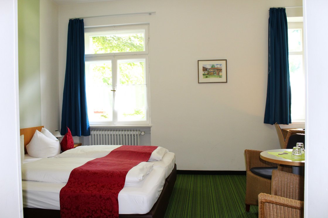 Ein Schlafzimmer im Martha-Maria-Hotel Hohenschwangau.