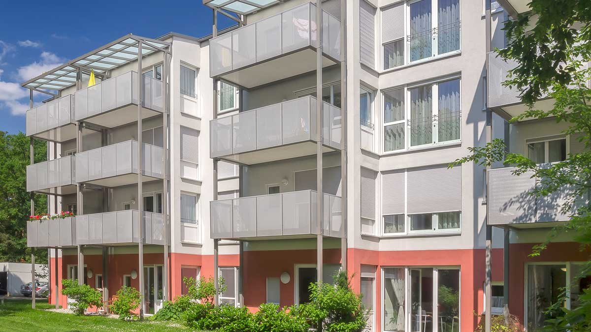 Außenansicht des Seniorenzentrums Nürnberg mit mehreren Balkonen.